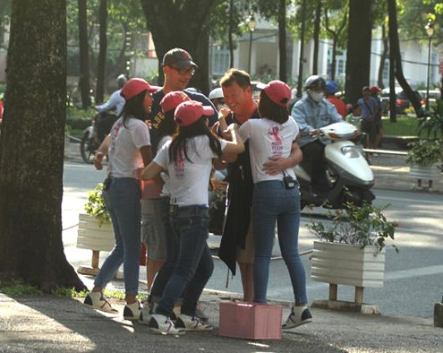 Bán được sản phẩm đầu tiên các cô gái nhảy lên sung sướng