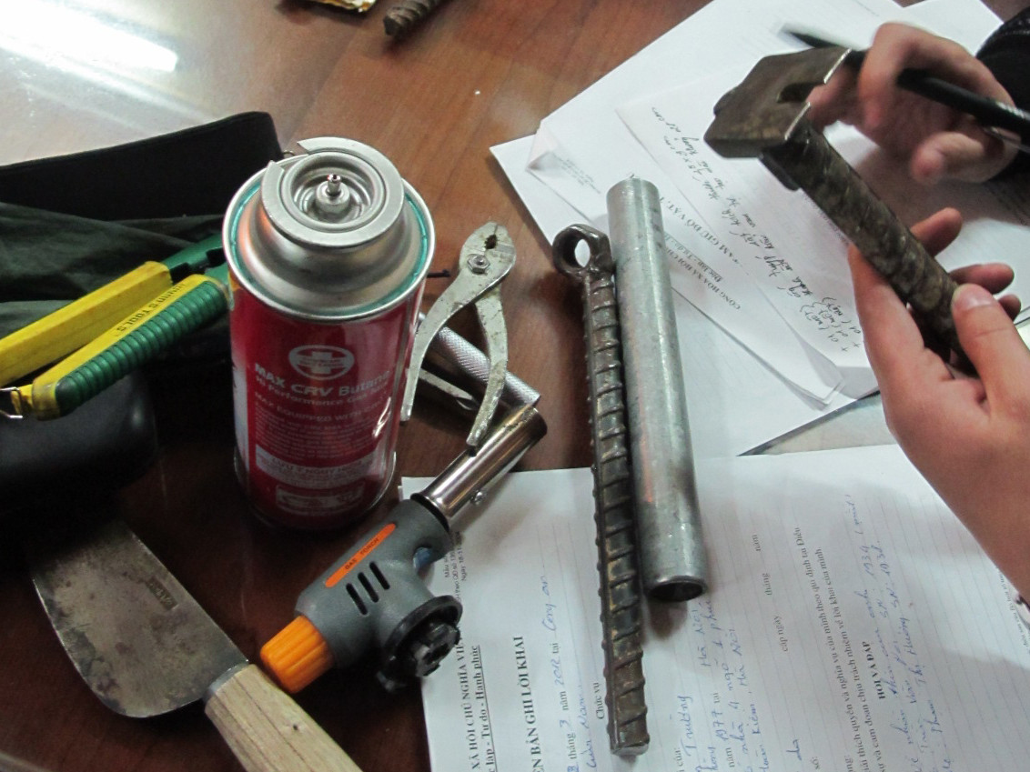 Tang vật thu được trên người tên cướp xe SH. Tang vật thu được trên người tên cướp xe SH