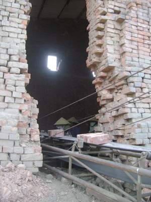 Phu gạch phải làm việc trong môi trường nguy hiểm và độc hại. Phu gạch phải làm việc trong môi trường nguy hiểm và độc hại