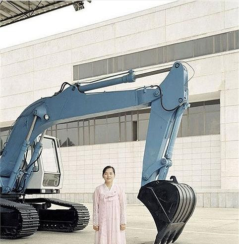 Một cô gái làm nghề lái máy xúc trong ngành xây dựng