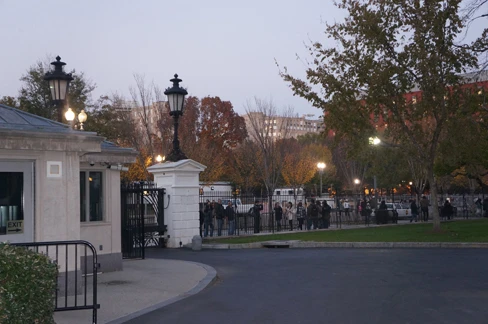 Nhà Trắng nhìn từ bên trong chiều tối 9.11 - ngày đầu tiên Tổng thống Obama xuất hiện sau khi tái đắc cử. Trời tối bên ngoài vẫn còn nhiều người nán lại