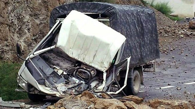 Động đất gây lở đất khiến chiếc xe tải bẹp đầu. Động đất gây lở đất khiến chiếc xe tải bẹp đầu