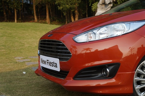 Ốp phía trước xe tạo cảm giác mạnh mẽ