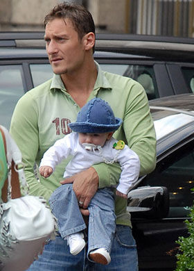 Totti luôn sẵn sàng tranh luận với vợ về chuyện chăm con