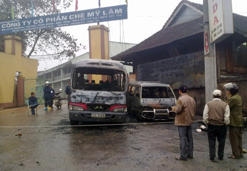 Chiếc xe khách cháy rụi khi đang đỗ qua đêm trước cổng công ty. Ảnh: Lê Huy. 
