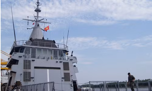 Tuần dương hạm L’Adroit của Hải quân Pháp có hình kim tự tháp độc đáo. Tàu nhỏ nhưng có uy lực trong bảo vệ chủ quyền biển đảo. Ảnh: Nguyễn Minh