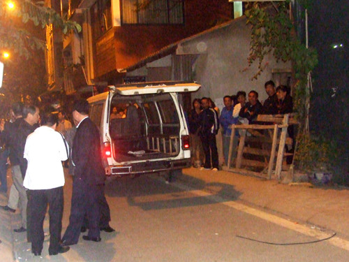 Phía trước căn nhà xảy ra vụ nổ súng