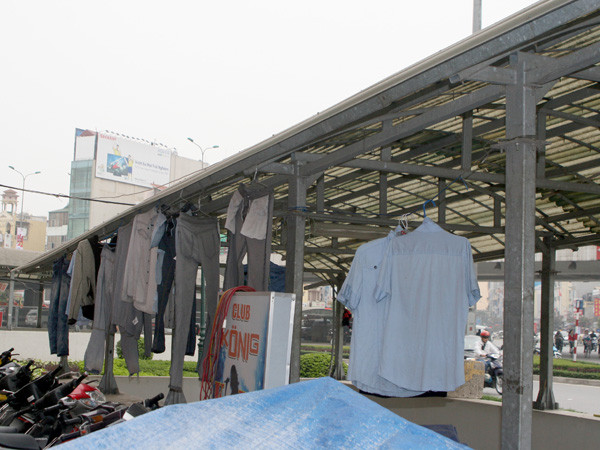 Phơi quần áo ngổn ngang ngay khu vực cửa hầm