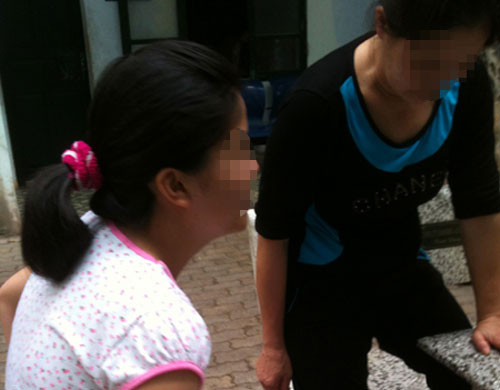 T. được chị gái đưa ra sân chơi.