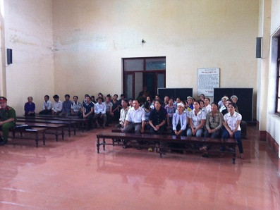 Khá đông người thân của bị cáo, bị hại đến dự tòa