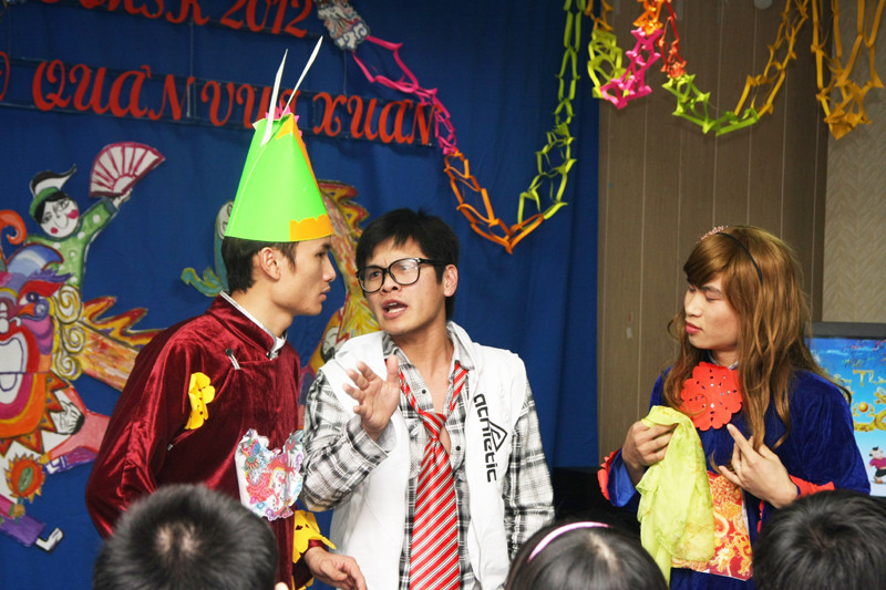 Táo Tomsk, nhân vật mang trọng trách báo cáo với Ngọc Hoàng những thành tích đã đạt được của sinh viên Tomsk trong các lĩnh vực học tập, văn nghệ, thể thao