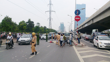 Chiếc xe ô tô cán chết nạn nhân và hiện trường vụ việc