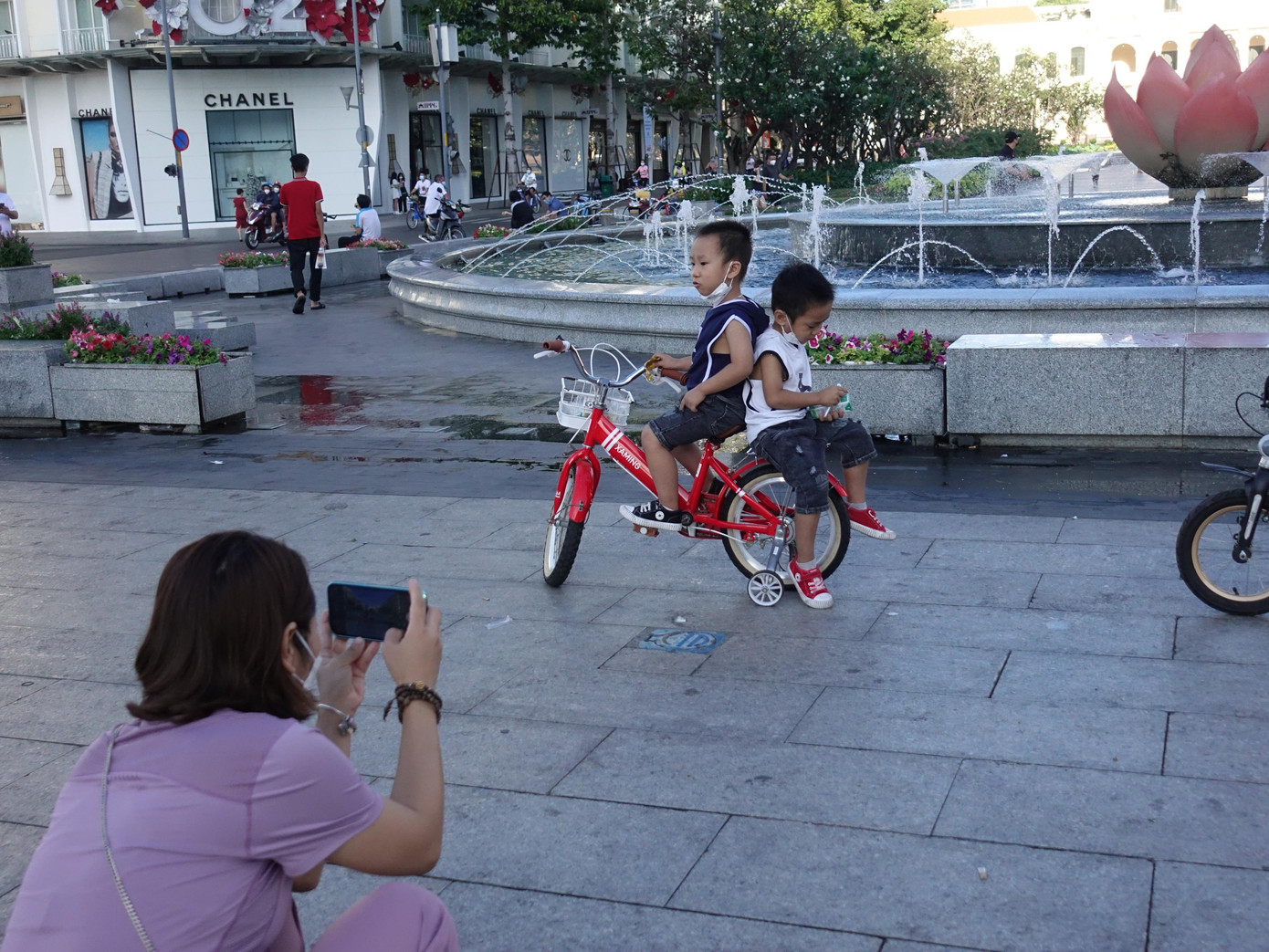 Chị Đỗ Thị Hà (ngụ Quận 1) cho biết, buổi sáng đầu năm mới không khí mát mẻ trong lành nên chị đưa các cháu đi chơi và ghi lại khoảnh khắc để lưu niệm.