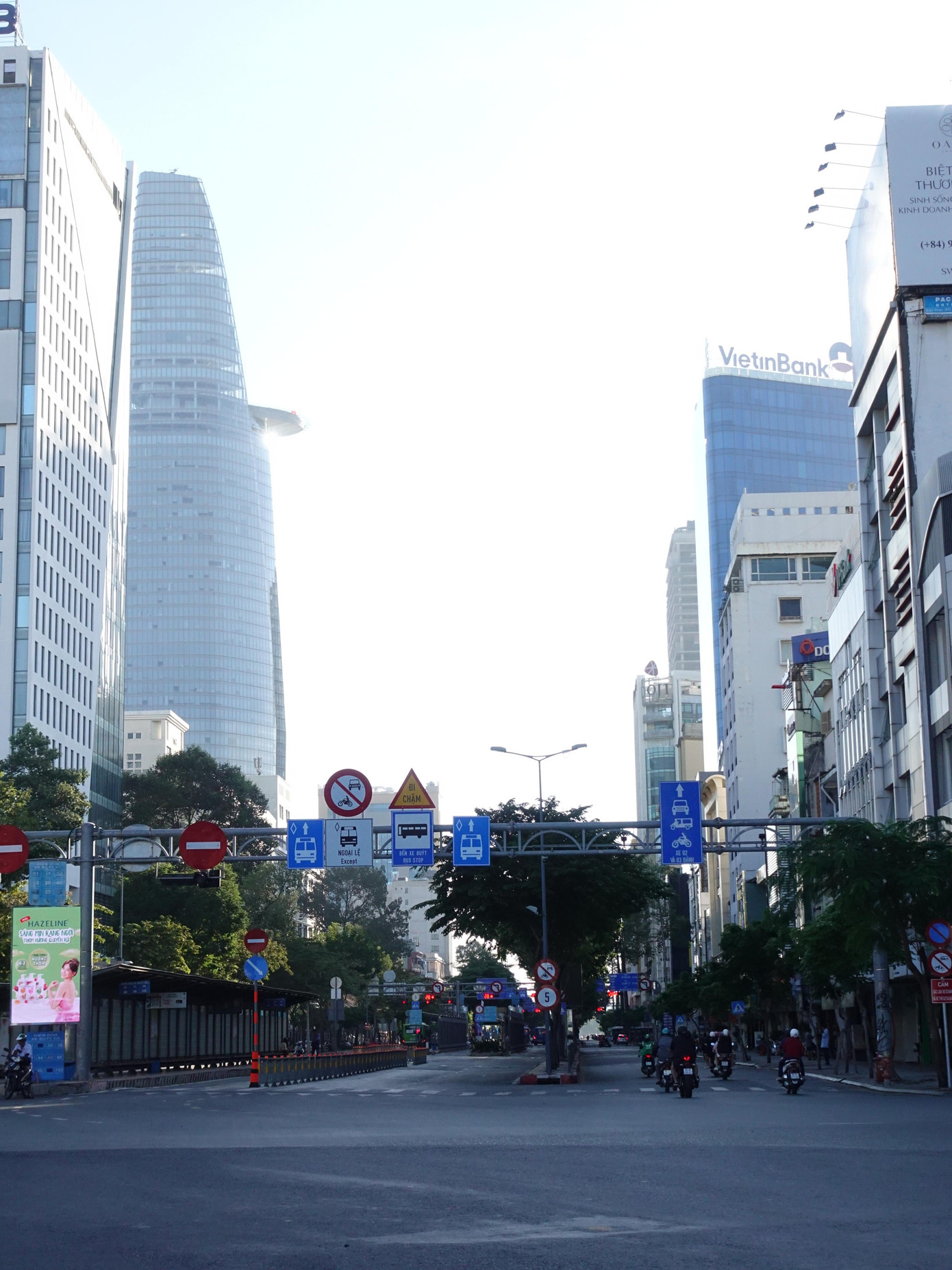 Các tuyến đường ở trung tâm TPHCM thưa vắng phương tiện.