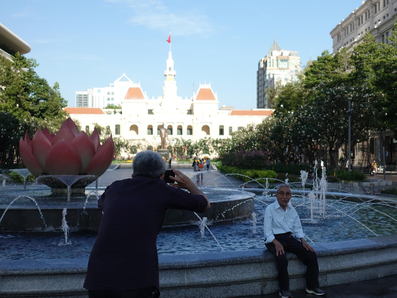 Nhiều gia đình tranh thủ ghi lại khoảnh khắc đầu năm mới bên người thân.