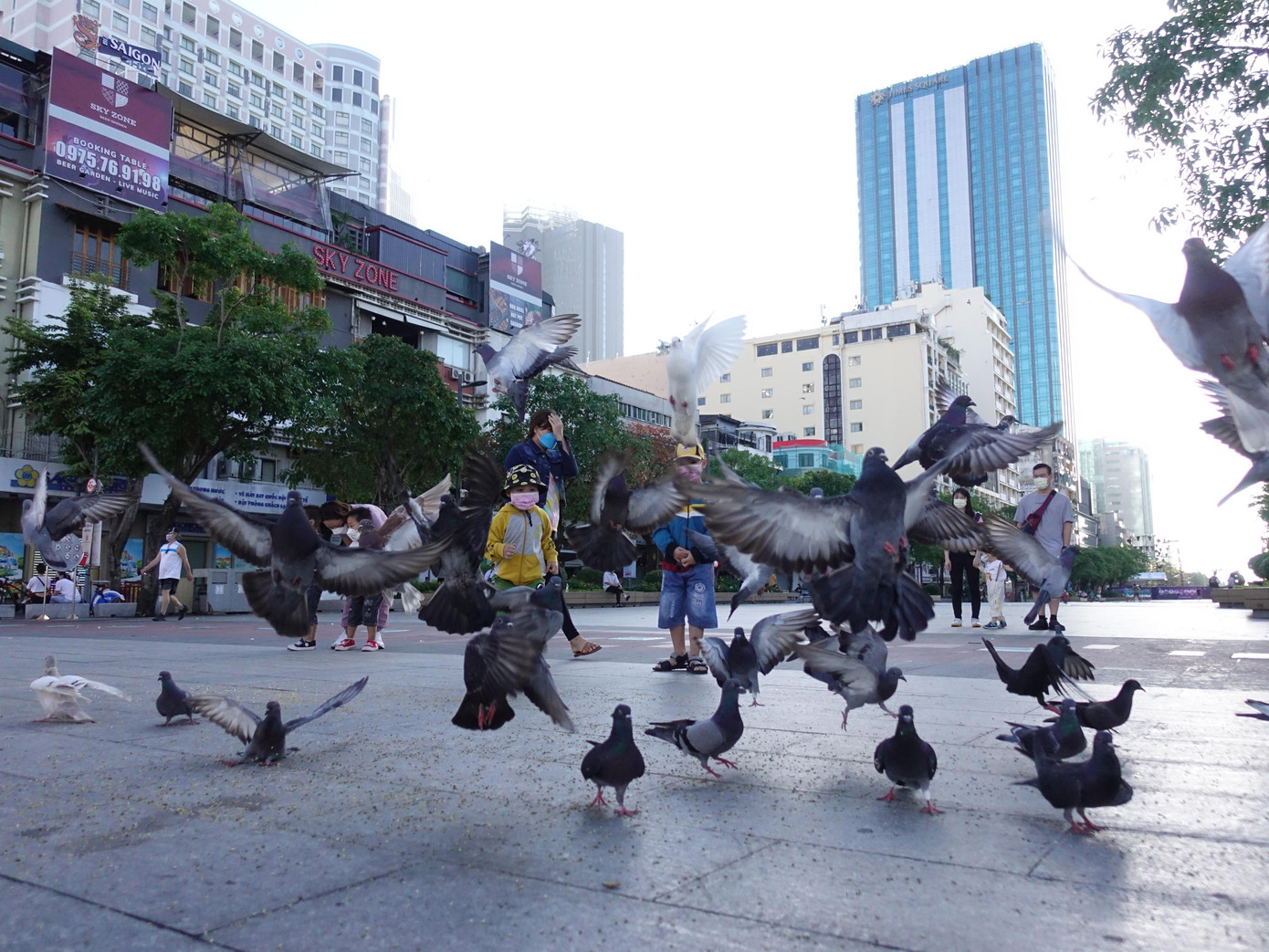 Khung cảnh bình yên trên phố đi bộ Nguyễn Huệ.