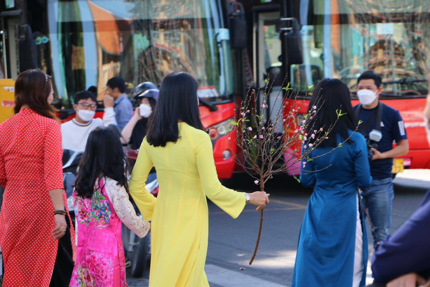 Theo dự báo, thời tiết TPHCM sáng sớm những ngày đầu năm nhiệt độ vào khoảng 22-25 độ C, trời mát mẻ. Buổi trưa nhiệt độ khoảng từ 30-32 độ C, độ ẩm thấp, gió nhẹ. Thời tiết thích hợp cho các hoạt động vui chơi, giải trí ngoài trời...