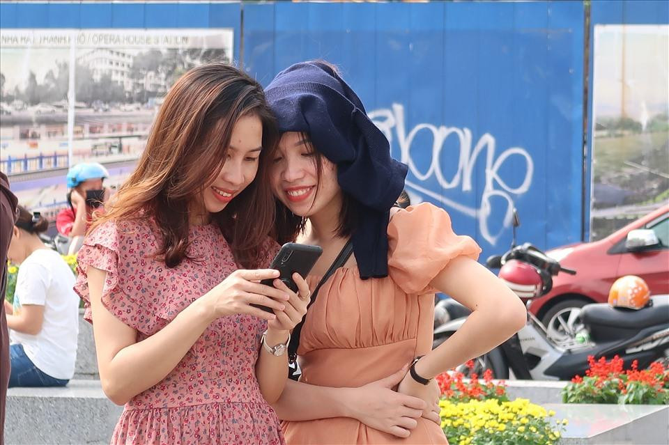 Chút nắng nhẹ, khí hậu mát mẻ, thu hút nhiều người tham gia hoạt động ngoài trời.