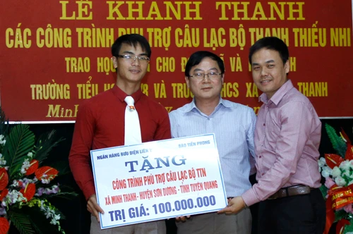 Nhiều phần quà ý nghĩa đã được tặng trong chương trình về nguồn của báo Tiền Phong