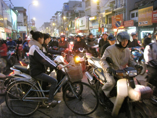 Lúc học sinh trường THPT Đống Đa tan trường, ngoài đường Tôn Đức Thắng vẫn ách tắc nghiêm trọng. Phải đến gần 19h, tình hình giao thông mới trở lại bình thường