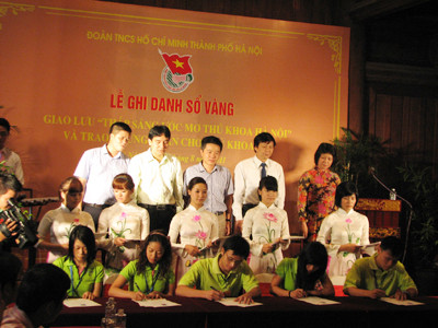 Thủ khoa xuất sắc ghi danh bảng vàng tại Văn Miếu Quốc Tử Giám. Thủ khoa xuất sắc ghi danh bảng vàng tại Văn Miếu Quốc Tử Giám