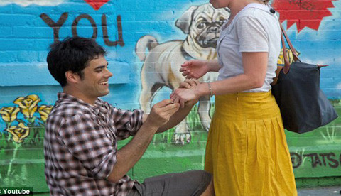 Anh chàng Jeff quỳ gối trao nhẫn cho nàng…. Anh chàng Jeff quỳ gối trao nhẫn cho nàng…