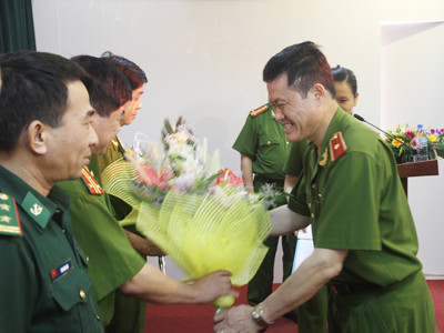 trao thưởng cho các đơn vị tham gia phán án