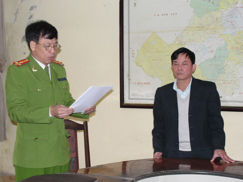 Tống đạt quyết định khởi tố đối với ông Lực