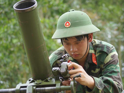 Binh nhì Nguyễn Như Thiện (Khẩu đội 2, Đại đội 14 cối 100mm) đang lấy phần tử bắn