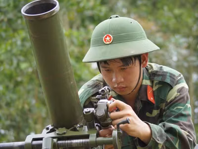 Binh nhì Nguyễn Như Thiện (Khẩu đội 2, Đại đội 14 cối 100mm) đang lấy phần tử bắn. Binh nhì Nguyễn Như Thiện (Khẩu đội 2, Đại đội 14 cối 100mm) đang lấy phần tử bắn