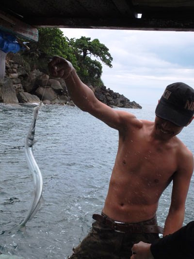 Nhóm lửa chuẩn bị nướng cá