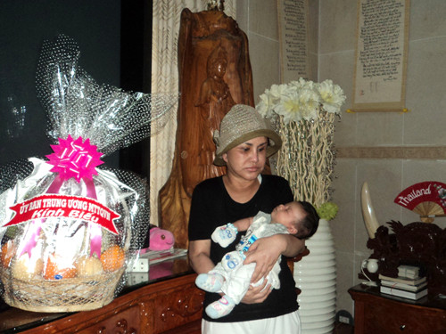 Bà Diệu Hiền với cháu nội, chiều 18-9 Ảnh: Sáu Nghệ