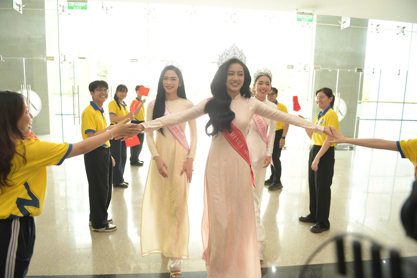 Hoa hậu Hà Trúc Linh tươi tắn trong vòng tay chào đón của thầy cô và bạn bè cùng trường. Ảnh: Dương Triều. Hoa hậu Hà Trúc Linh tươi tắn trong vòng tay chào đón của thầy cô và bạn bè cùng trường. Ảnh: Dương Triều.