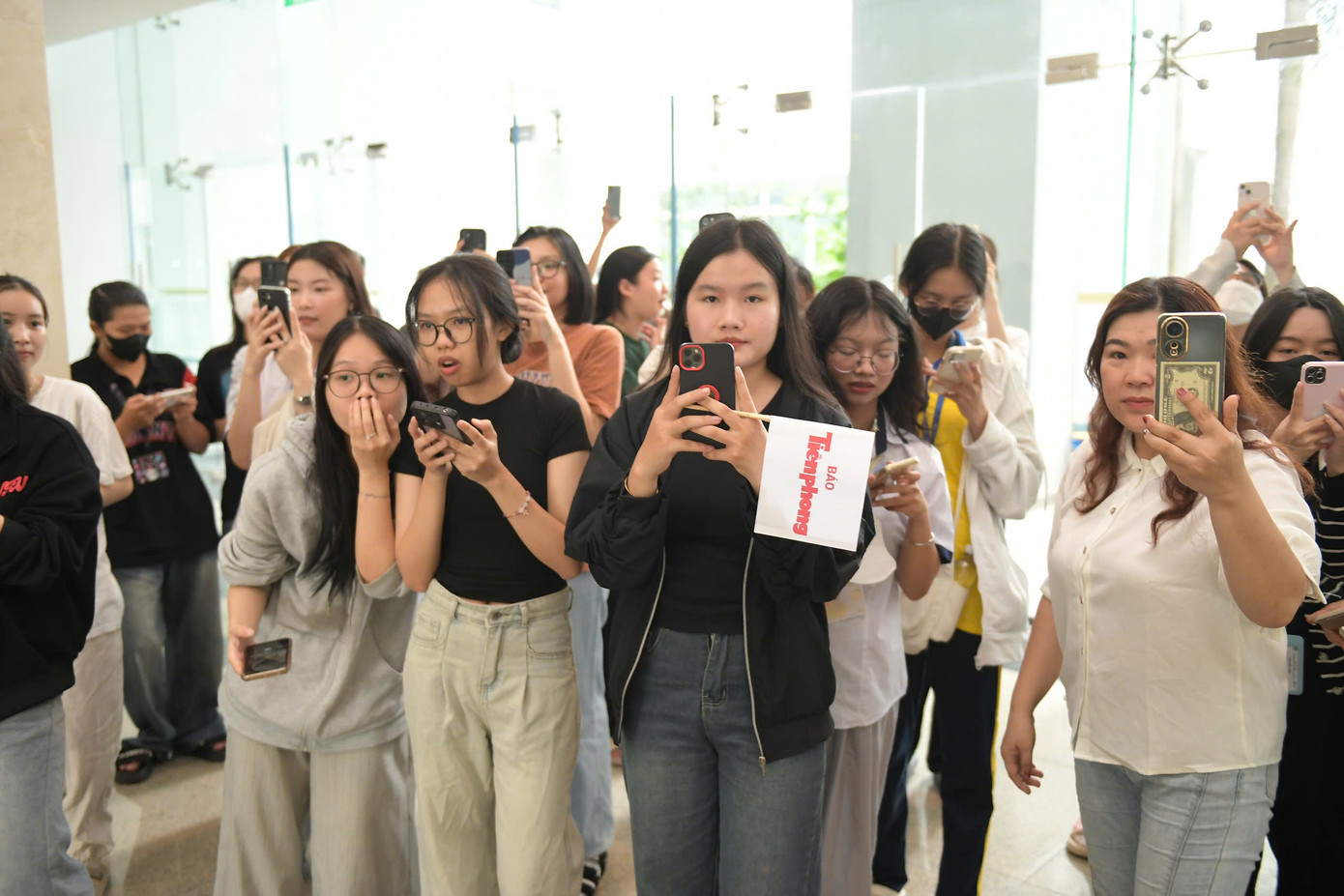 Sinh viên tranh thủ chụp ảnh lưu niệm trước giờ giao lưu với các hoa hậu. Ảnh: Dương Triều. Sinh viên tranh thủ chụp ảnh lưu niệm trước giờ giao lưu với các hoa hậu. Ảnh: Dương Triều.