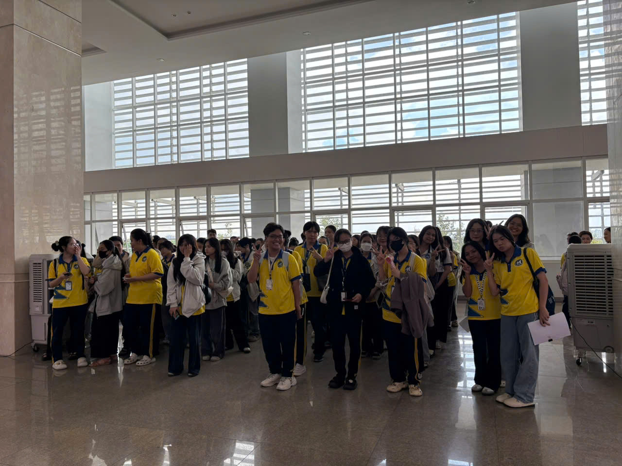 Các bạn sinh viên có mặt từ sớm để xếp hàng chờ đón hoa hậu và các á hậu. Ảnh: Nguyễn Dũng Các bạn sinh viên có mặt từ sớm để xếp hàng chờ đón hoa hậu và các á hậu. Ảnh: Nguyễn Dũng