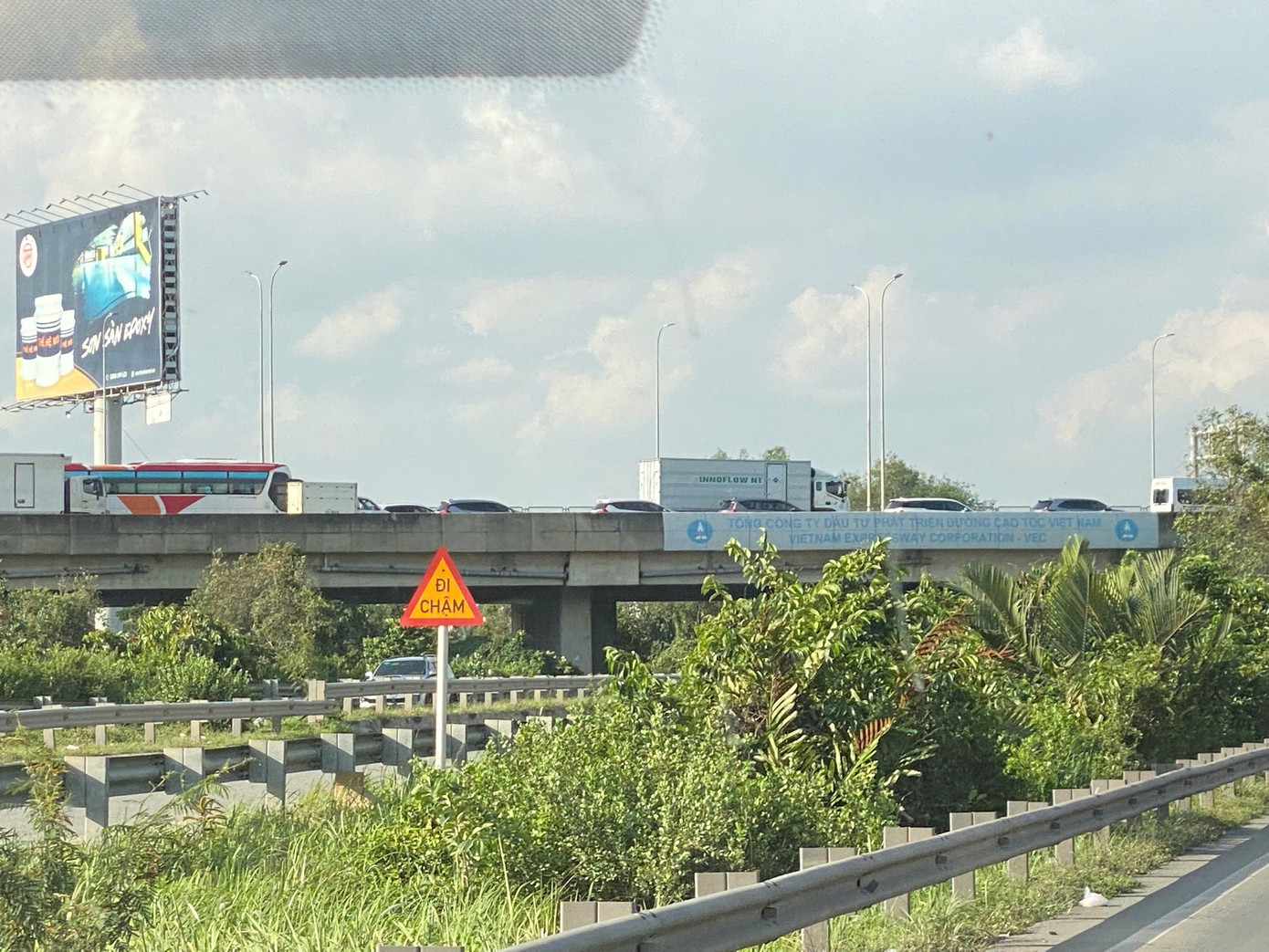 Dòng phương tiện nhích từng chút trên cao tốc TPHCM - Long Thành - Dầu Giây (hướng từ TPHCM đi Đồng nai).