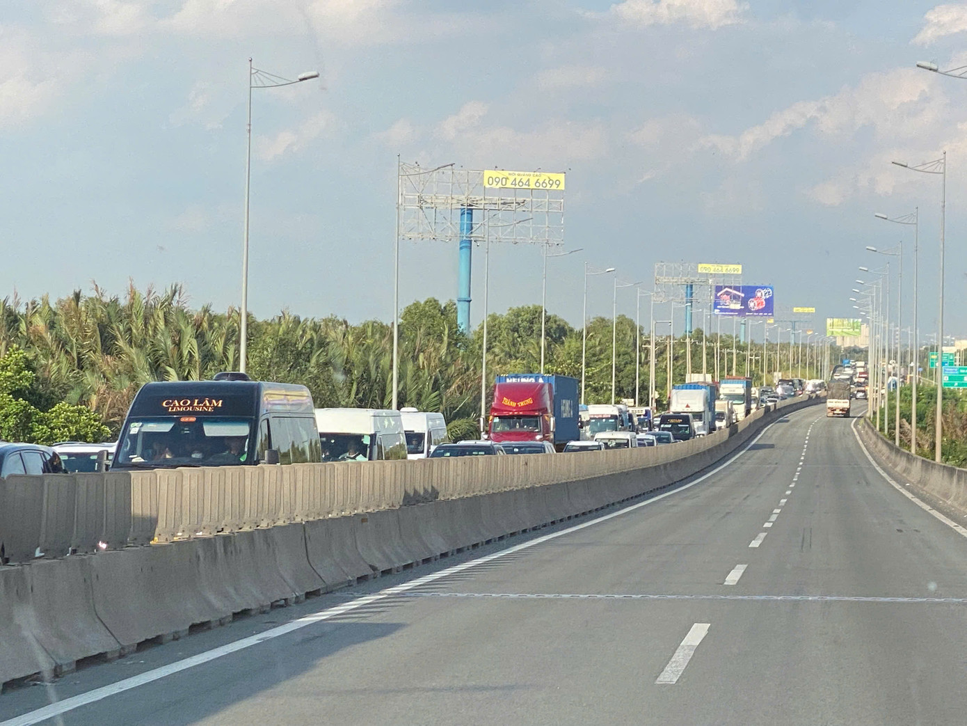 Đến gần 16h30 cùng ngày, hướng lưu thông từ TPHCM đi Long Thành bắt đầu thông thoáng hơn. Tuy nhiên ở chiều ngược lại (từ Đồng Nai đi TPHCM), dòng phương tiện vẫn tiếp tục nối đuôi di chuyển chậm qua cầu Long Thành để về TPHCM.