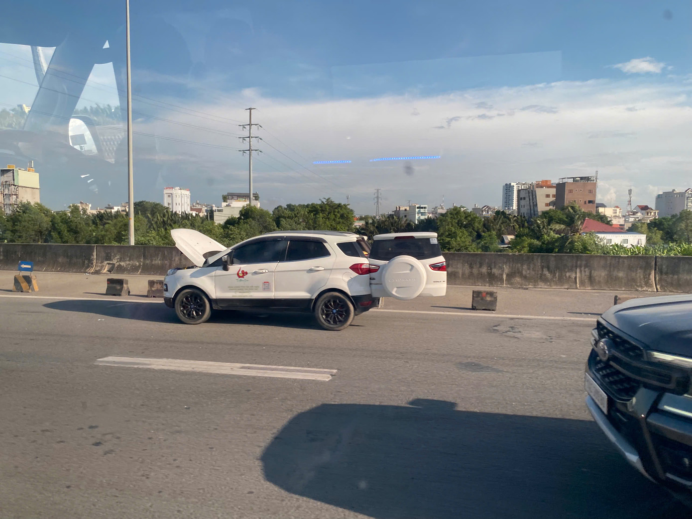 Một phương tiện gặp trục trặc phải dừng ở làn khẩn cấp. Ảnh: Hữu Huy