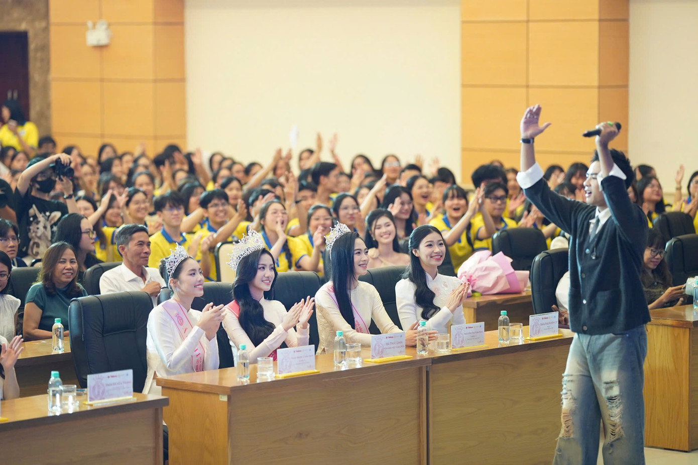 Các tiết mục văn nghệ sôi động đã khuấy động không khí, khiến cả hội trường trở nên rộn ràng và đầy hứng khởi. Ảnh: Dương Triều - Duy Anh - Phạm Nguyễn. Các tiết mục văn nghệ sôi động đã khuấy động không khí, khiến cả hội trường trở nên rộn ràng và đầy hứng khởi. Ảnh: Dương Triều - Duy Anh - Phạm Nguyễn.