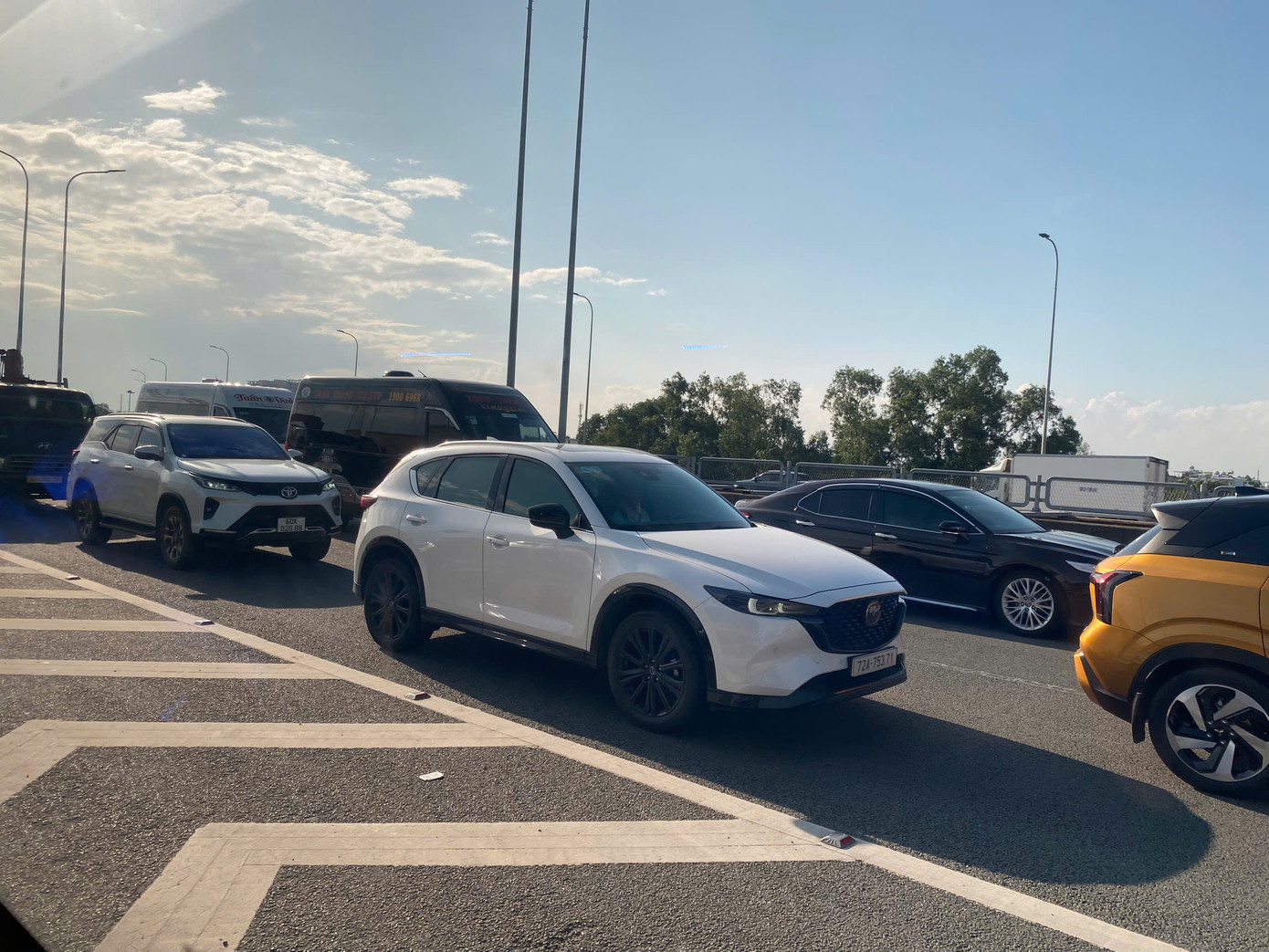 Nhiều tài xế cho biết mất hàng giờ để di chuyển qua khu vực cao tốc TPHCM - Long Thành - Dầu Giây.