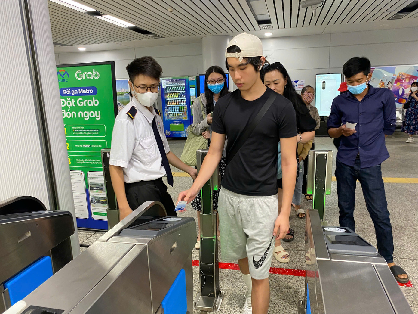 Hành khách dùng thẻ vé mới để đi metro số 1 TPHCM.