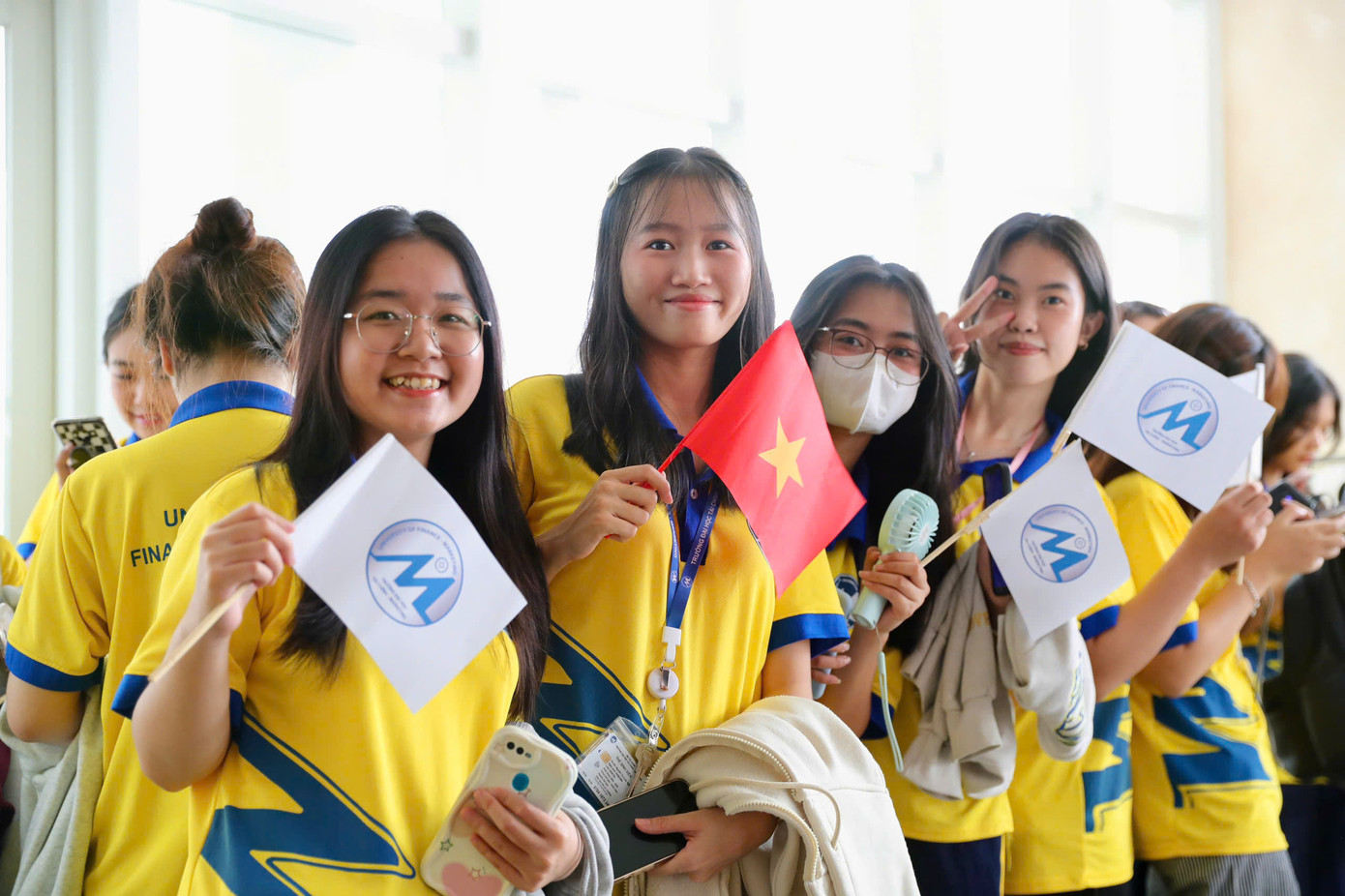 Sinh viên tranh thủ chụp ảnh lưu niệm trước giờ giao lưu với các người đẹp. Ảnh: Duy Anh Sinh viên tranh thủ chụp ảnh lưu niệm trước giờ giao lưu với các người đẹp. Ảnh: Duy Anh