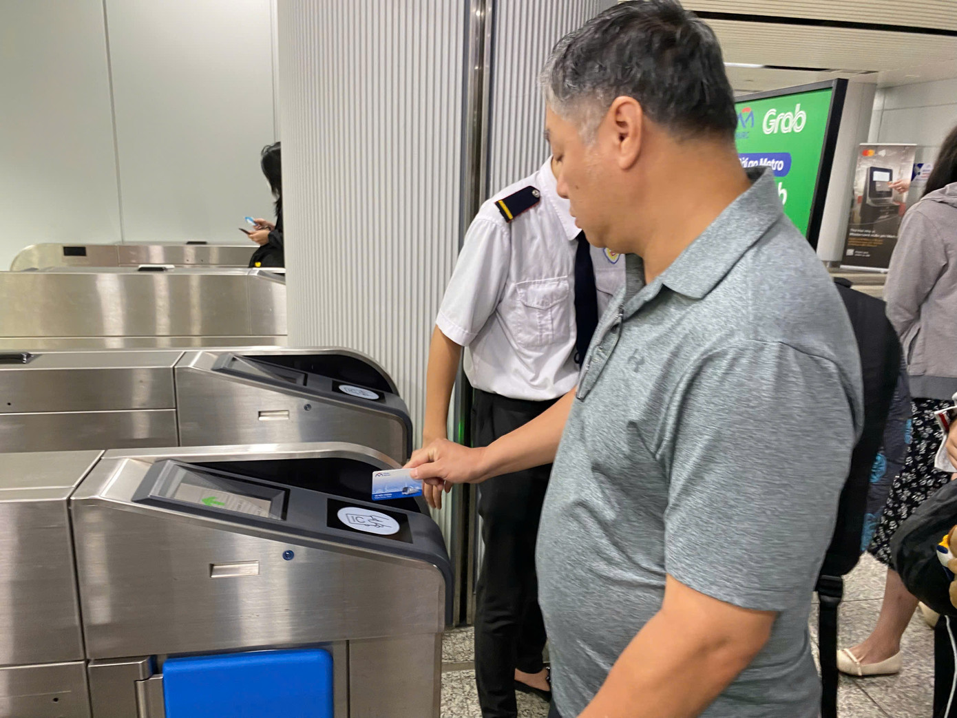 Việc quét thẻ ở cửa kiểm soát diễn ra dễ dàng, thuận lợi.