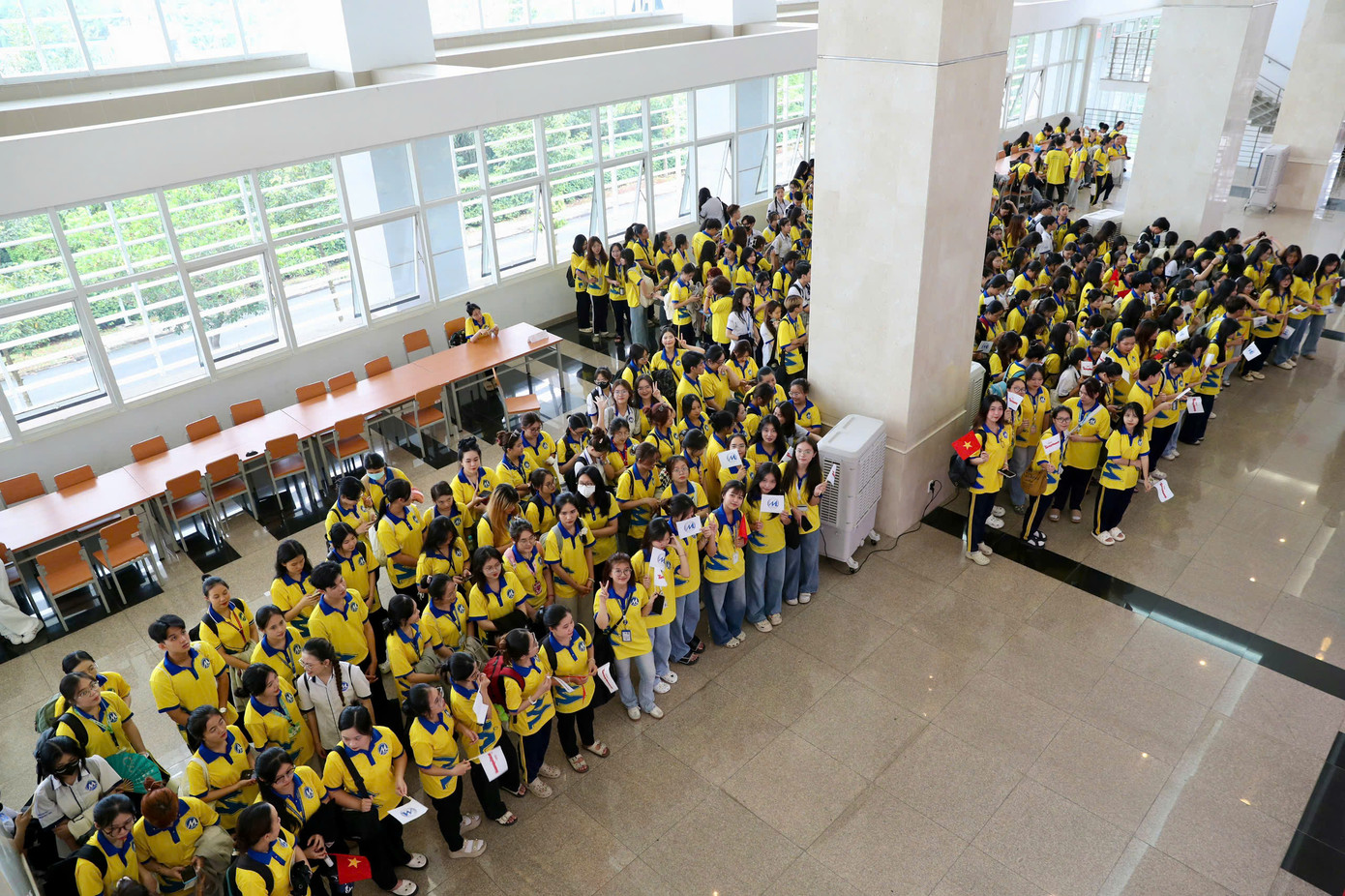 Từ sớm, sinh viên đã tập trung trước hội trường để chờ đón Top 3 Hoa hậu Việt Nam 2024. Ảnh: Duy Anh Từ sớm, sinh viên đã tập trung trước hội trường để chờ đón Top 3 Hoa hậu Việt Nam 2024. Ảnh: Duy Anh