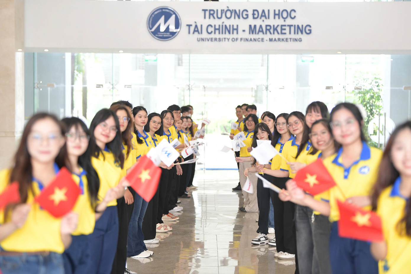 Các bạn sinh viên hào hào hứng chờ đón tân hoa hậu. Ảnh: Dương Triều Các bạn sinh viên hào hào hứng chờ đón tân hoa hậu. Ảnh: Dương Triều