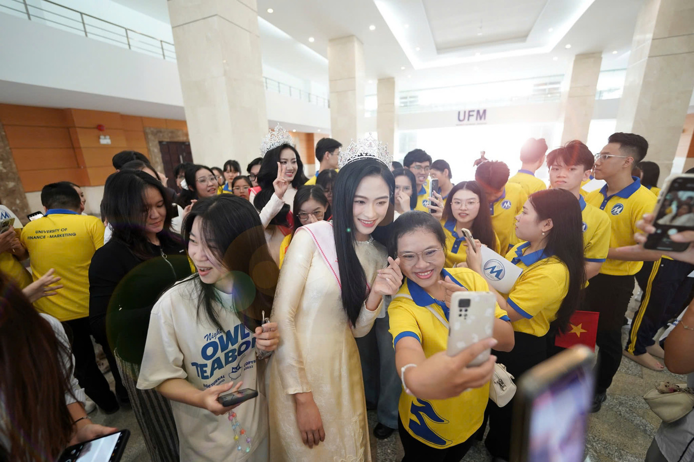 Sinh viên tranh thủ selfie lưu niệm trước giờ giao lưu với các người đẹp. Ảnh: Phạm Nguyễn. Sinh viên tranh thủ selfie lưu niệm trước giờ giao lưu với các người đẹp. Ảnh: Phạm Nguyễn.