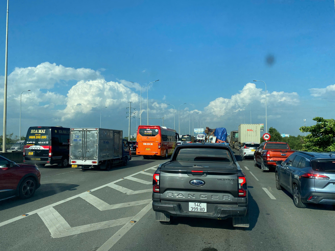 Kẹt xe kéo dài trên cao tốc TPHCM - Long Thành - Dầu Giây (hướng TPHCM đi Đồng Nai).