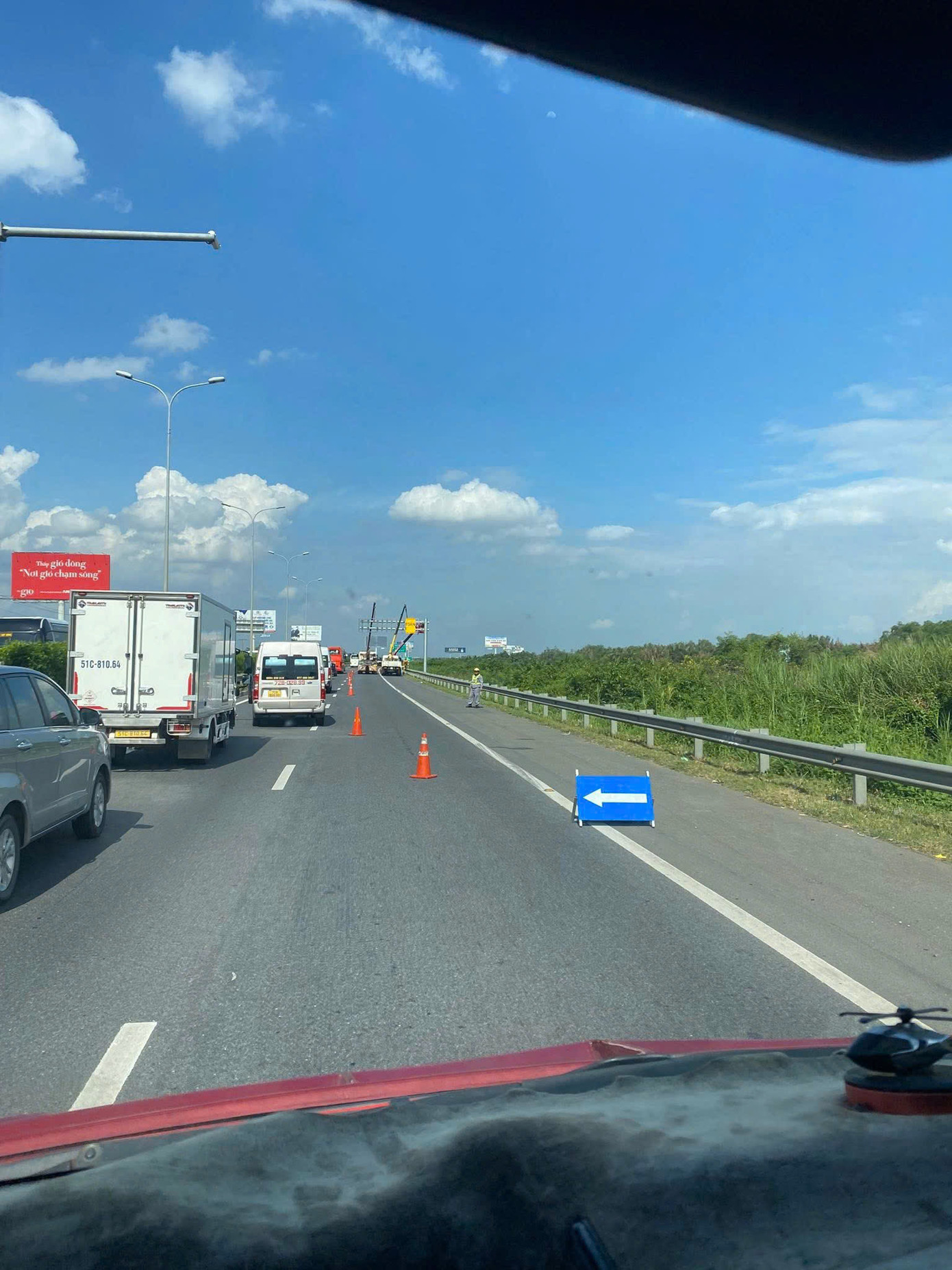 Theo phản ánh của nhiều tài xế, nguyên nhân gây ùn tắc là do đơn vị thi công đang tiến hành lắp đặt bảng chỉ dẫn trên cao tốc, khiến một phần làn xe bị thu hẹp. (Hình ảnh do người dân chia sẻ)