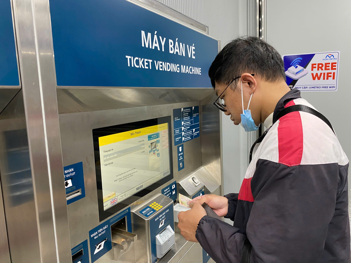 Người dân mua vé tại máy tự động ở nhà ga Bến Thành.