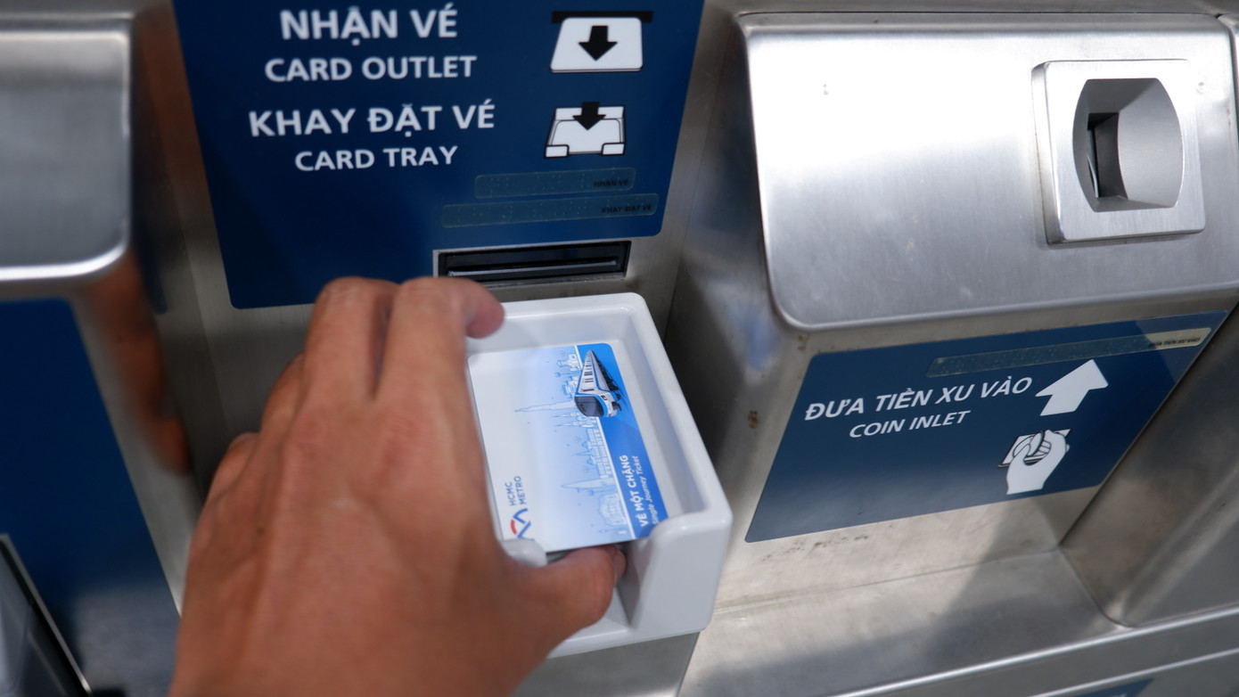 Vé sẽ được trả ở khay nhận.